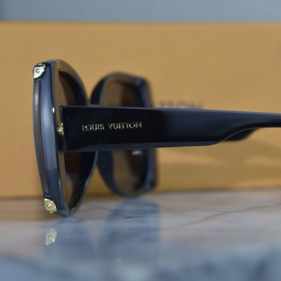 Made for Love ❤️ Louis Vuitton 💯authentic sunglasses - Picture 9 of 12